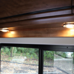 ルーフサイドには充実した扉付き収納庫。室内照明は全て省電力LEDを採用