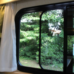 窓にはカーテンと網戸が装備されています。